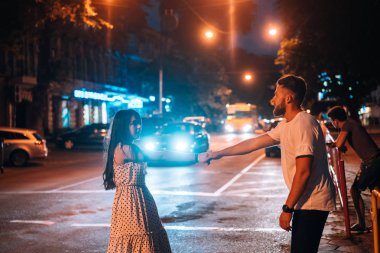 Akşam şehrin sokaklarında genç çift