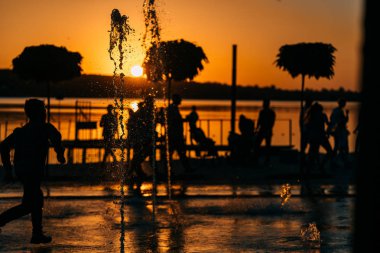 insanlar boş zaman nehir kıyısında geçirmek.