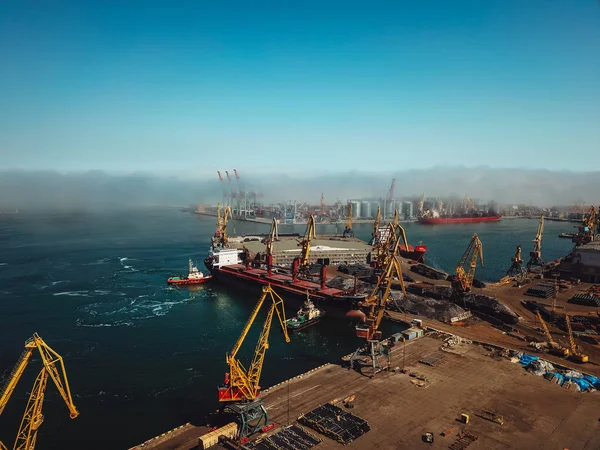 Námořní přístav z pohledu ptačí perspektivy. Oděsa, Ukrajina — Stock fotografie