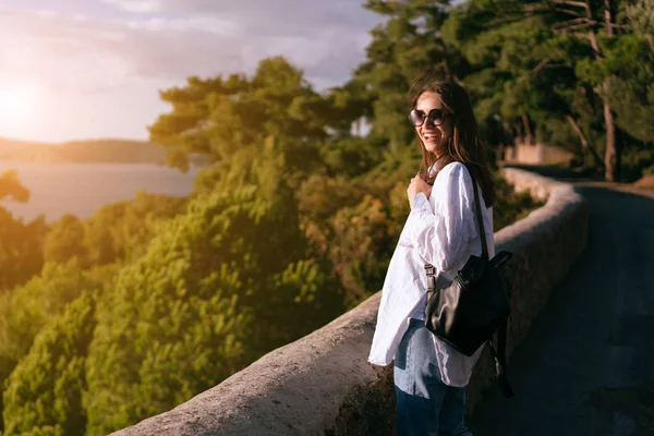 Όμορφη νεαρή κοπέλα ποζάρει στην κάμερα σε εξωτερικούς χώρους — Φωτογραφία Αρχείου