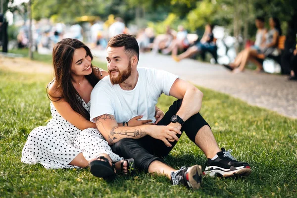 Belle jeune fille étreignant son beau mec dans le parc . — Photo