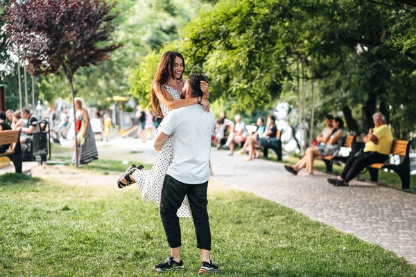 Bello ragazzo tra le braccia che tiene una bella ragazza — Foto Stock