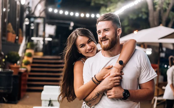 Jovem, lindo casal posando para a câmera — Fotografia de Stock