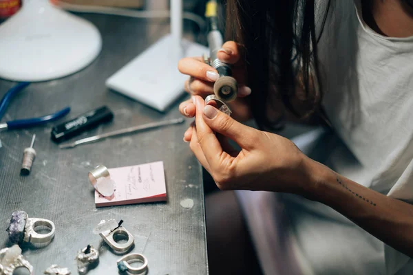 The girl works on a jewelry in the workshop — Stock Photo, Image