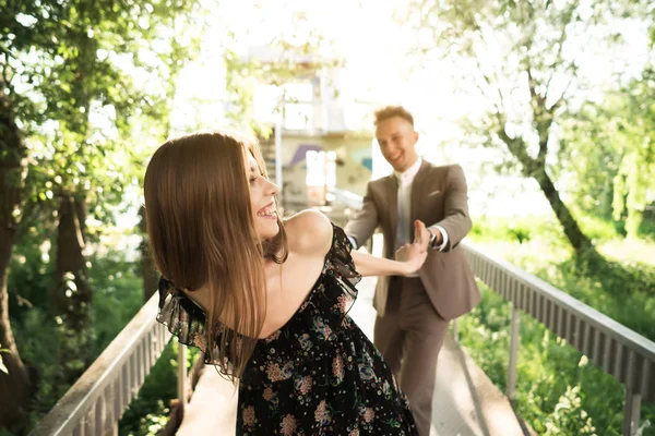 Jovem casal posando para a câmera. — Fotografia de Stock