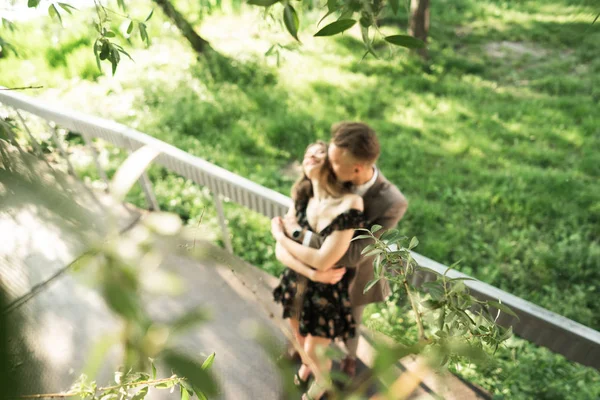 Mladý pár pózuje na kameru. — Stock fotografie