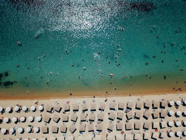 Plaża z leżakami, od góry — Zdjęcie stockowe