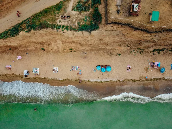 Ludzie odpoczywają na dzikiej plaży z rodzinami.. — Zdjęcie stockowe