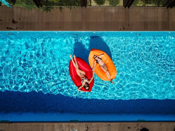 Две девушки купаются в бассейне — стоковое фото