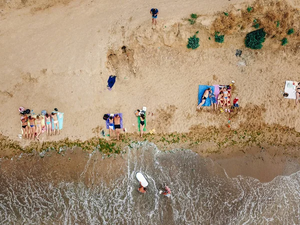 La gente descansa en la playa salvaje con sus familias. — Foto de Stock