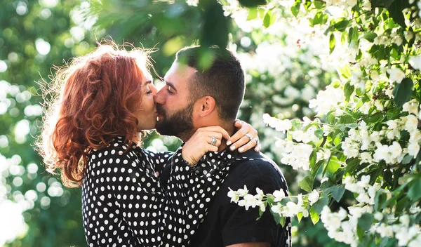 Milující chlap a dívka pózuje společně na kameru — Stock fotografie