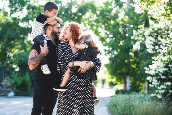 Mamma, papà, figlio e figlia si divertono — Foto Stock