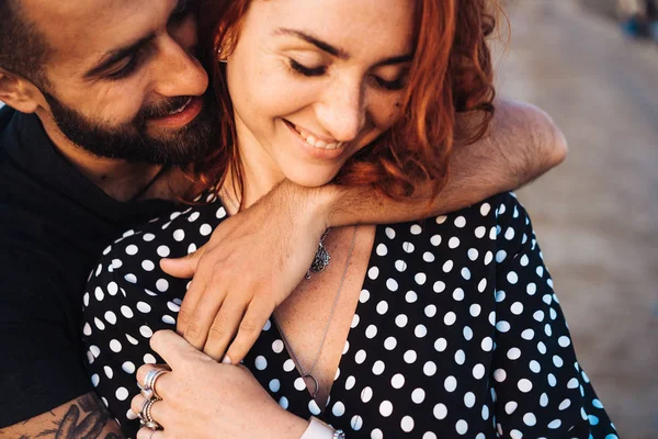 Feliz joven pareja posando en la cámara — Foto de Stock