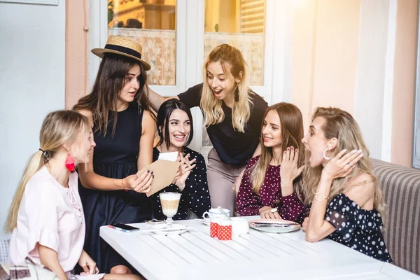Seis meninas na mesa — Fotografia de Stock