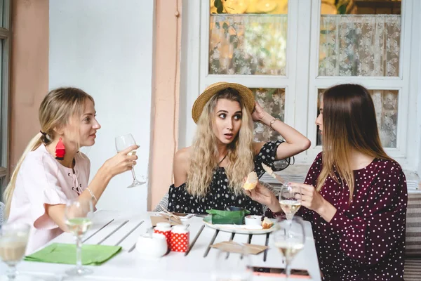Drei Mädchen am Tisch — Stockfoto