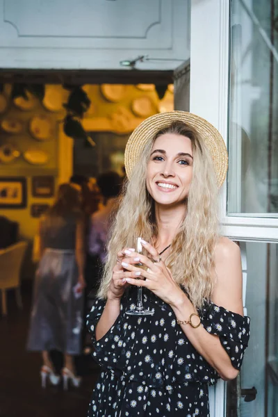 Menina com um copo de vinho — Fotografia de Stock