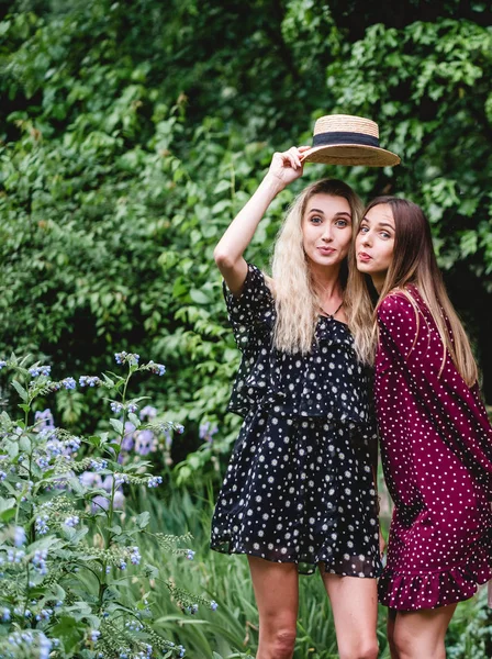 Dwie dziewczyny w parku lato — Zdjęcie stockowe