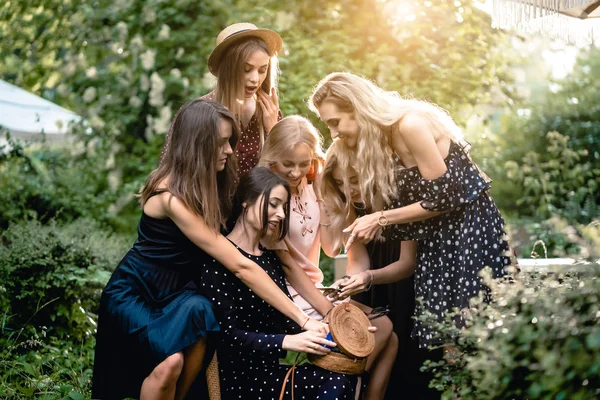 Seis meninas no parque — Fotografia de Stock