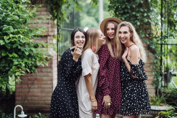 Fyra flickor har roligt — Stockfoto