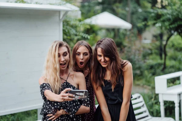 Три девушки обсуждают фото — стоковое фото