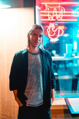 Adam kameraya poz ve kameraya benziyor