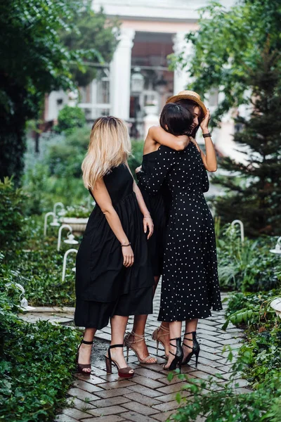 Three girls in the park — Stock Photo, Image