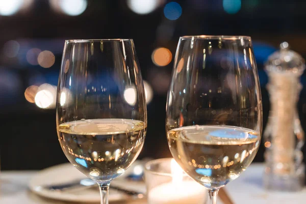 Twee glazen wijn op tafel — Stockfoto