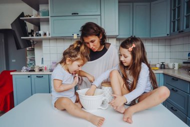 Mutlu aile mutfağında birlikte yemek pişirir.
