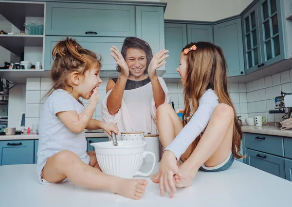 Glückliche Familie kocht gemeinsam in der Küche — Stockfoto