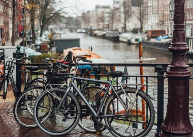 Bisiklet günü yağmur sırasında ışık.