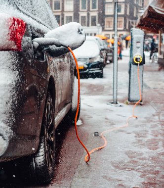 Kışın şarj elektrikli araç soketi