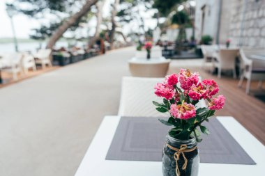 Yaz aylarında masada café taze çiçekler Buket standları