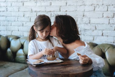 kız annesi ile yulaf ezmeli kurabiye yiyor ve iyi eğlenceler