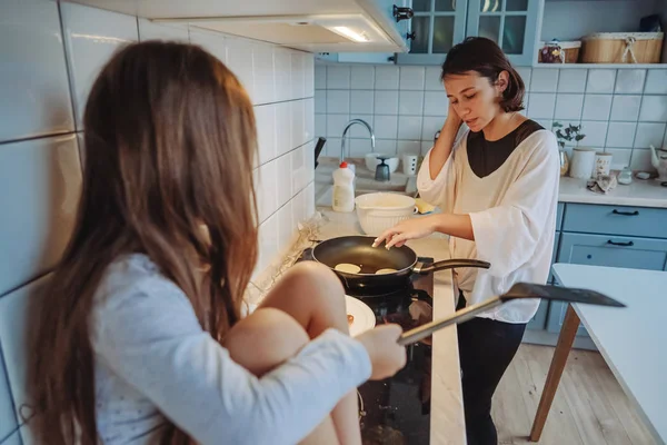 Glad familj kock tillsammans i köket — Stockfoto
