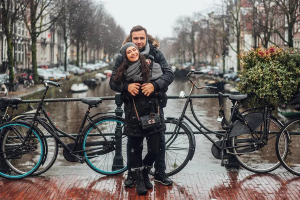 Man en meisje in de straat in de regen — Stockfoto