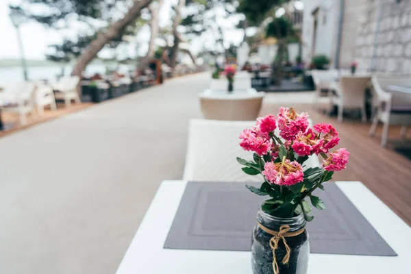 Yaz aylarında masada café taze çiçekler Buket standları