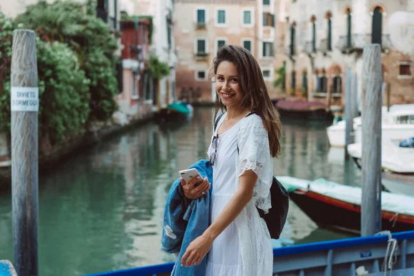 Jeune fille marche dans les rues de Venise — Photo