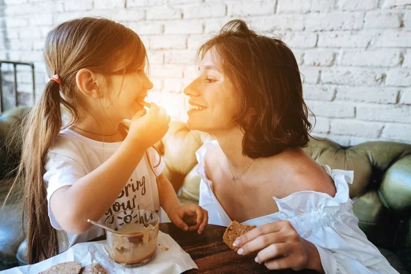 अपनी माँ के साथ लड़की ओटमील कुकीज़ खाती है और मज़ा लेती है — स्टॉक फ़ोटो, इमेज