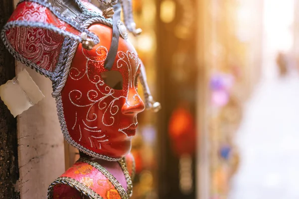 Máscara tradicional veneziana na loja na rua — Fotografia de Stock