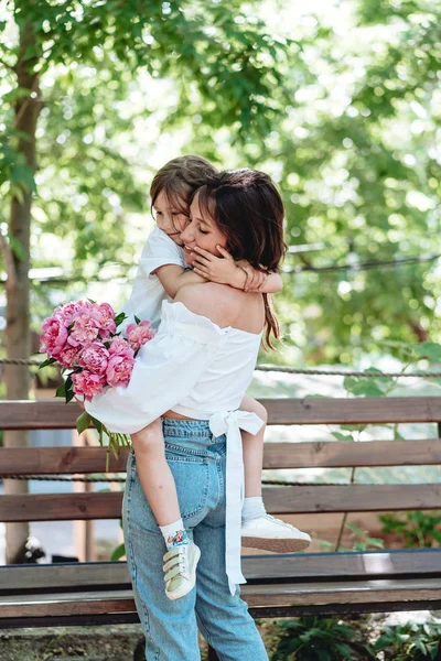 Maman tient sa petite fille dans le parc — Photo