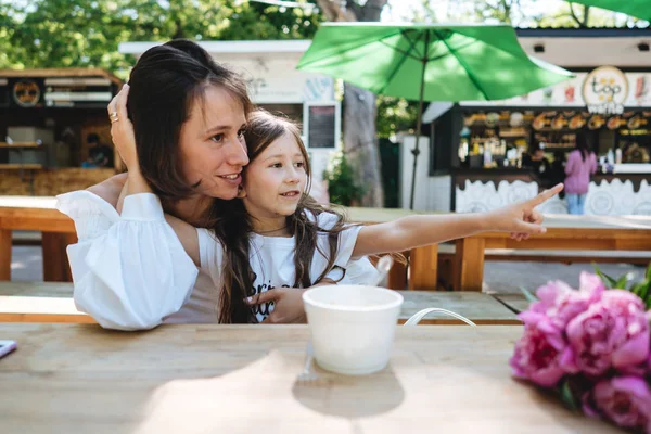 Mor och dotter sitter på ett café — Stockfoto