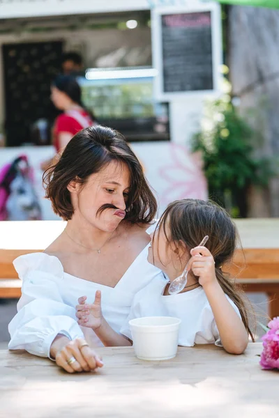 Mor och dotter sitter på ett café — Stockfoto