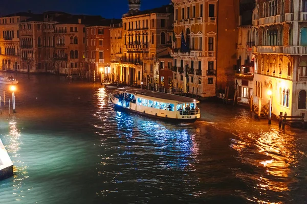 Vue sur le canal la nuit. Venise, Italie — Photo