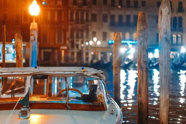 Petit bateau dans le canal de nuit — Photo