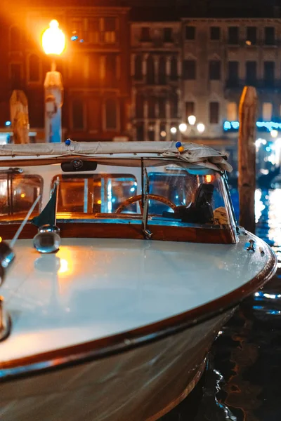 Petit bateau dans le canal de nuit — Photo