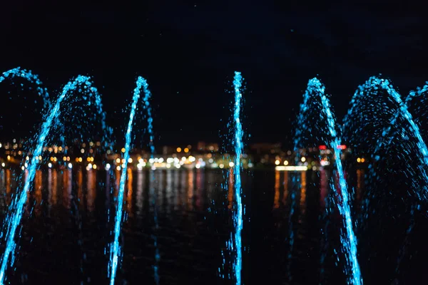 Потік фонтану. Вечірнє місто . — стокове фото