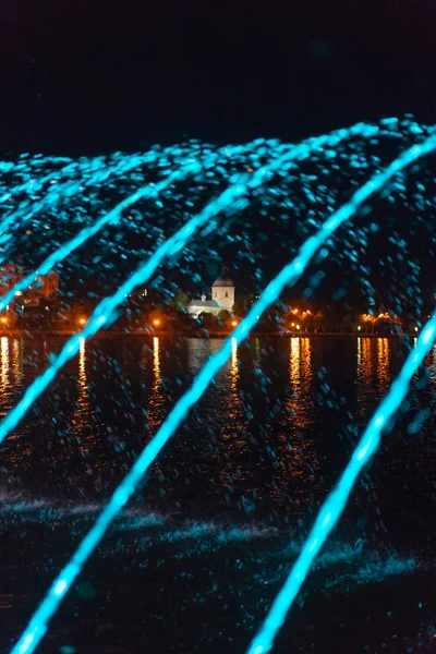 Un ruisseau d'une fontaine. Ville du soir . — Photo