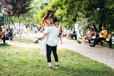 Yakışıklı olan güzel bir kız onun kollarında