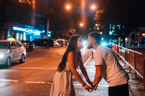 年轻夫妇在晚上城市的街道 — 图库照片
