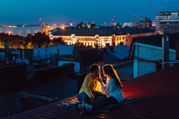 Coppia amorevole è seduto sul tetto della casa . — Foto Stock